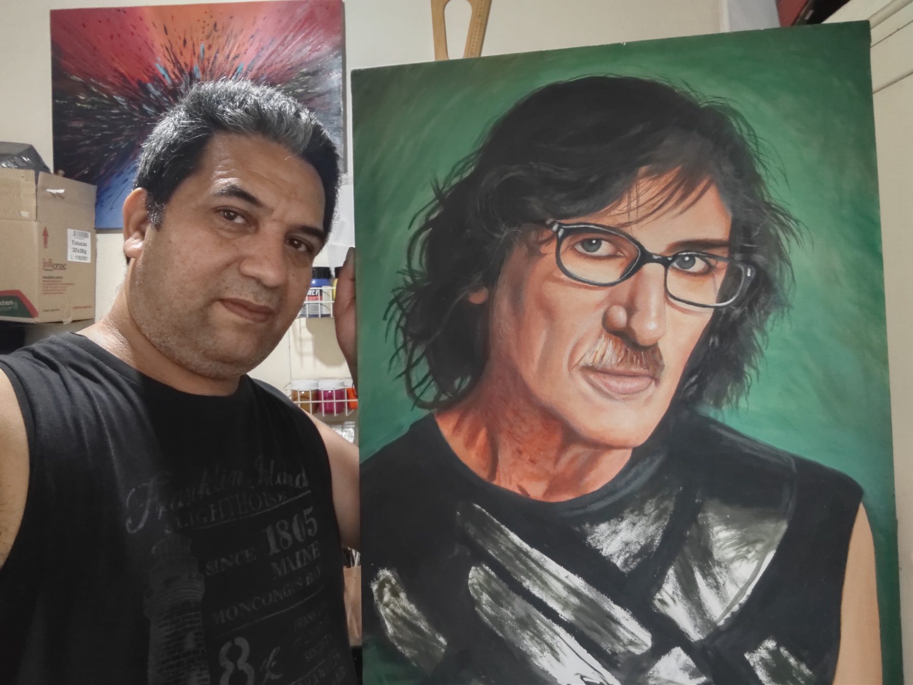 Gilberto Farías con su retrato de Charly García