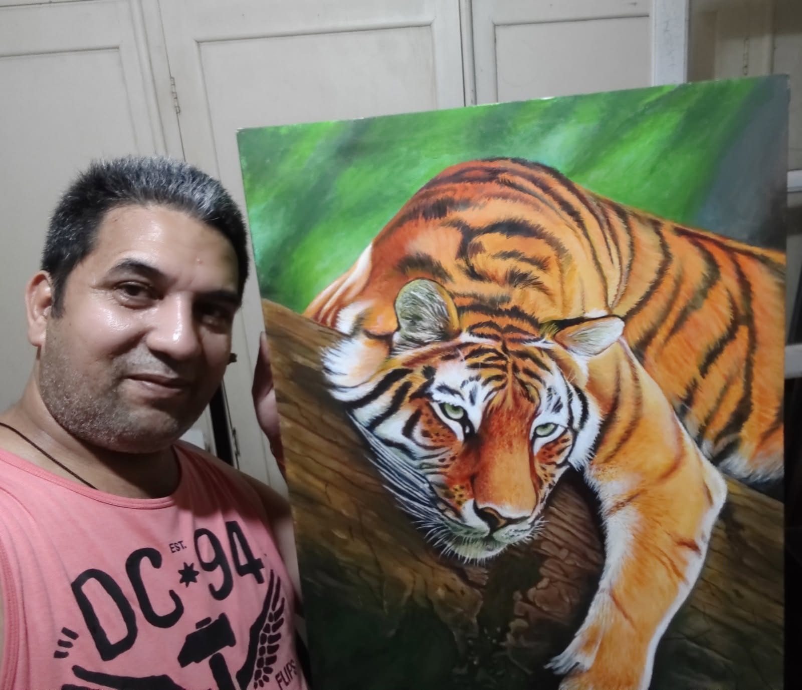 Gilberto Farías con su obra Tigre de Bengala